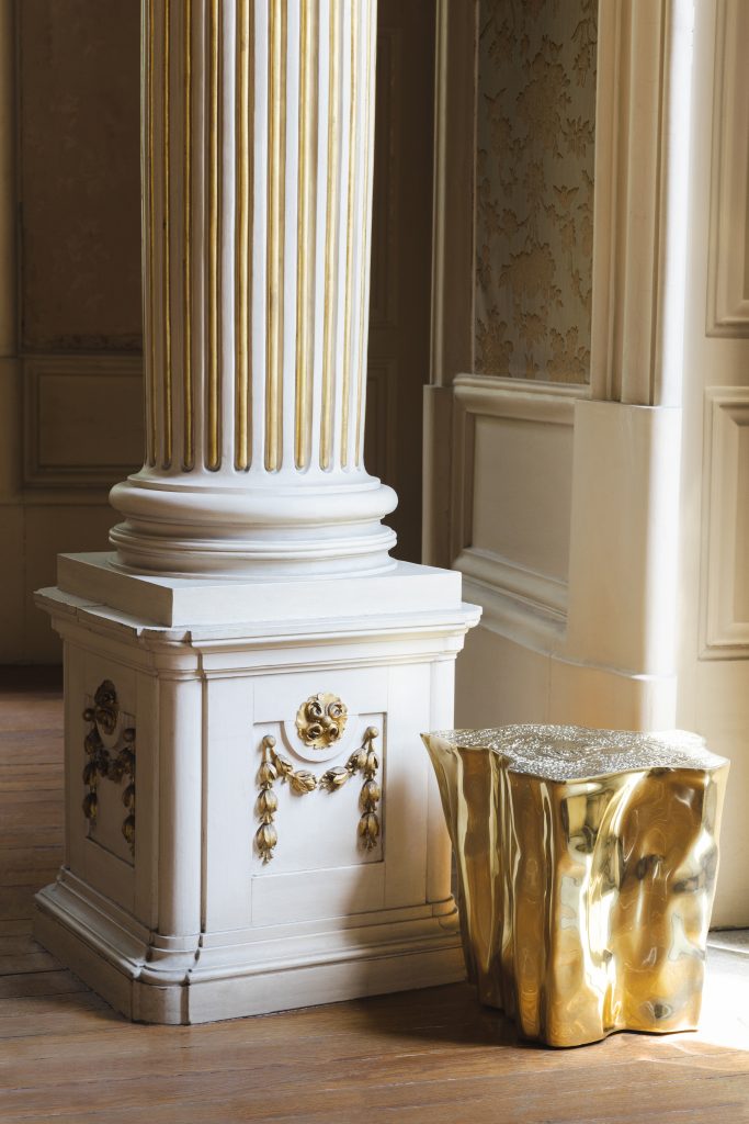Intimate Luxury: Golden Eden Sidetable in detail. Golden detials in the walls and in the pilar.