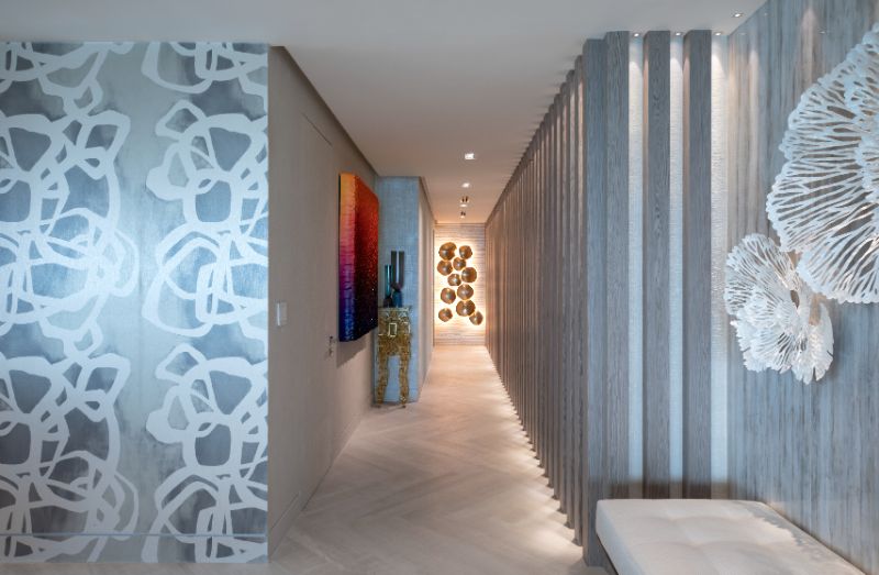 Sarah-Z-Designs - Long corridor, an hallway in grey tones, a colorful paint andart on the wall.